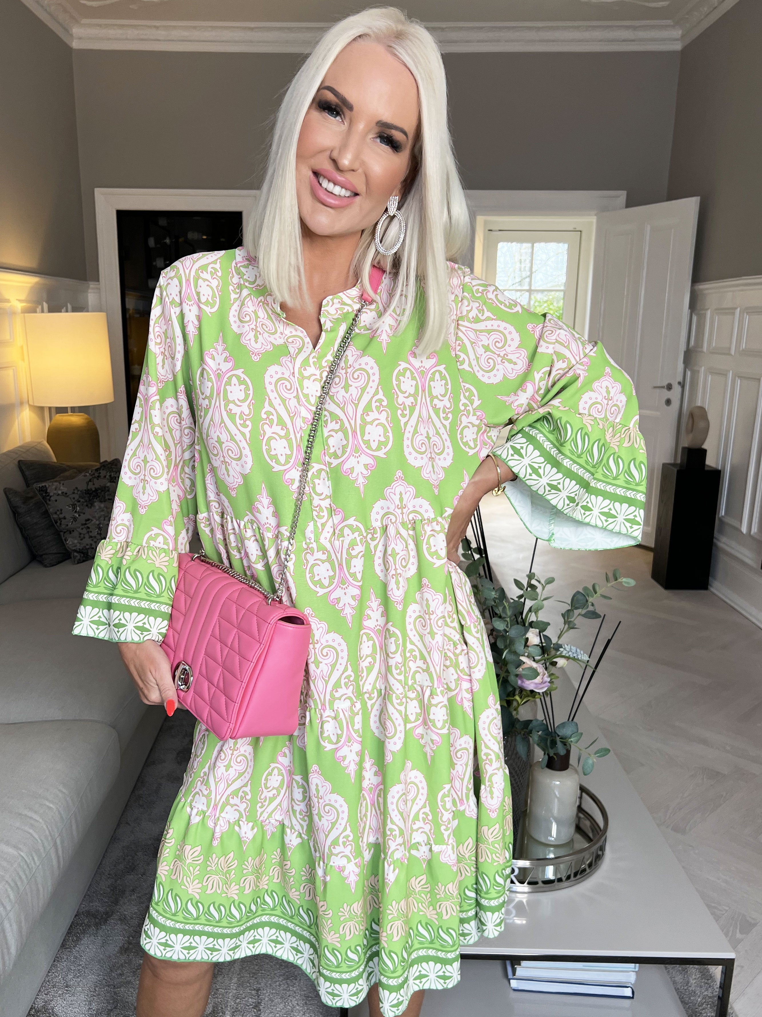 Vigdis - Sød mønstret kjole i lag på lag look